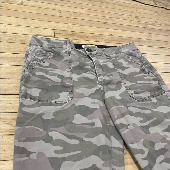 DEMOCRACY AB Technology Jeans Women 14 Camo Green Studded Capri Raw Hem - Picture 11 of 14